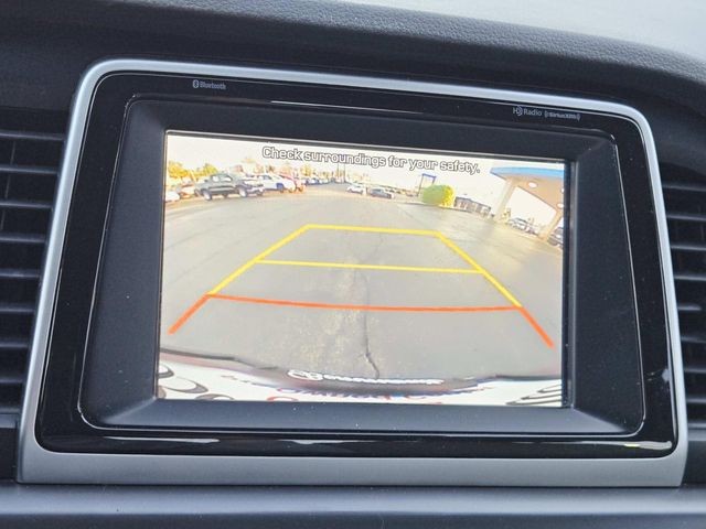 Hyundai Sonata Vehicle Full-screen Gallery Image 21