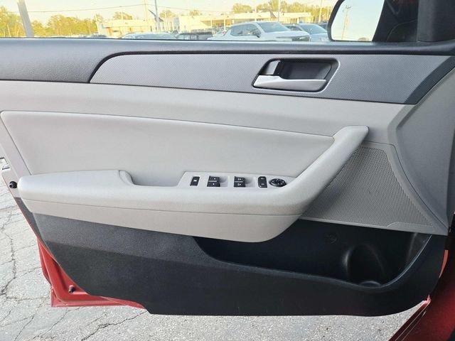 Hyundai Sonata Vehicle Full-screen Gallery Image 28