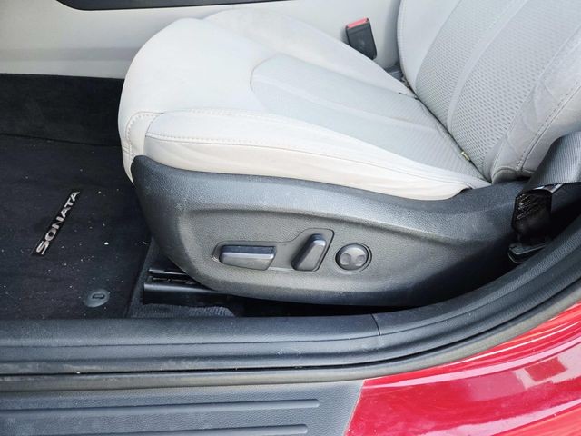 Hyundai Sonata Vehicle Full-screen Gallery Image 30