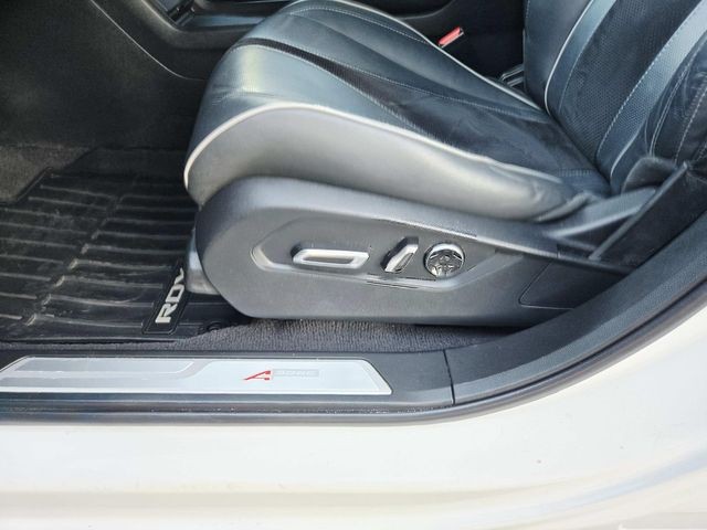 Acura RDX Vehicle Full-screen Gallery Image 36