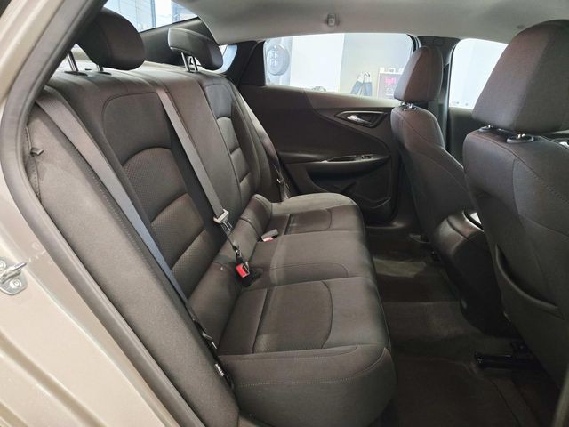 Chevrolet Malibu Vehicle Full-screen Gallery Image 11