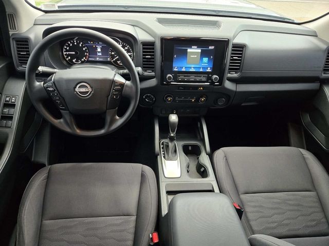 Nissan Frontier Vehicle Full-screen Gallery Image 06