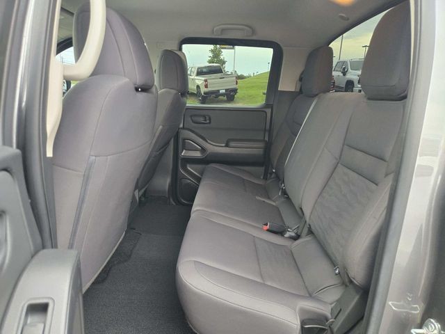 Nissan Frontier Vehicle Full-screen Gallery Image 09