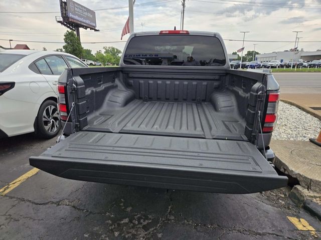 Nissan Frontier Vehicle Full-screen Gallery Image 10
