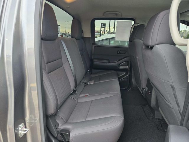 Nissan Frontier Vehicle Full-screen Gallery Image 12