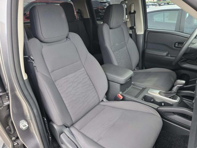 Nissan Frontier Vehicle Full-screen Gallery Image 13