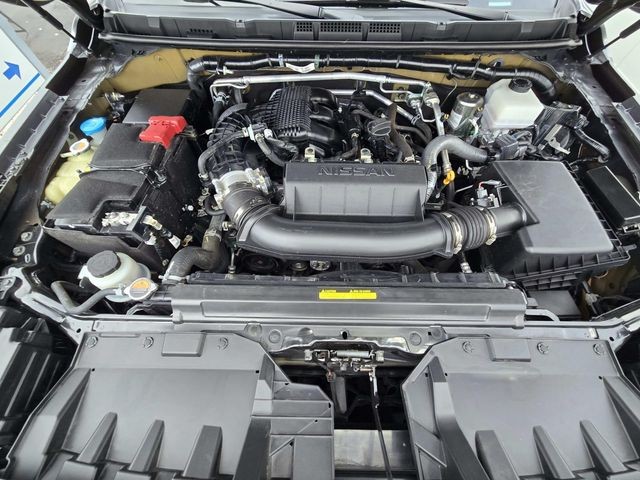 Nissan Frontier Vehicle Full-screen Gallery Image 14