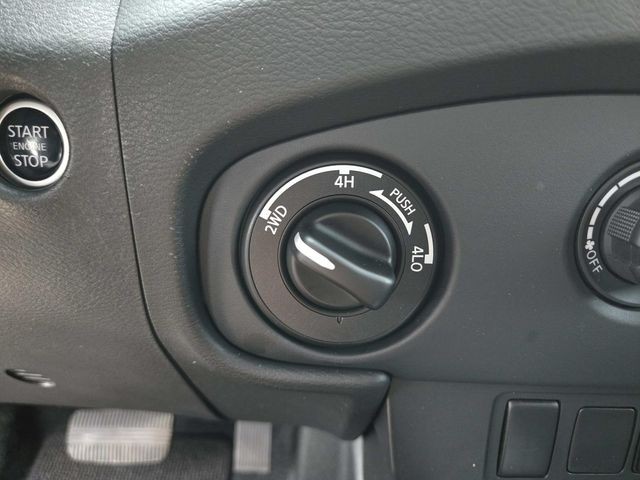 Nissan Frontier Vehicle Full-screen Gallery Image 26