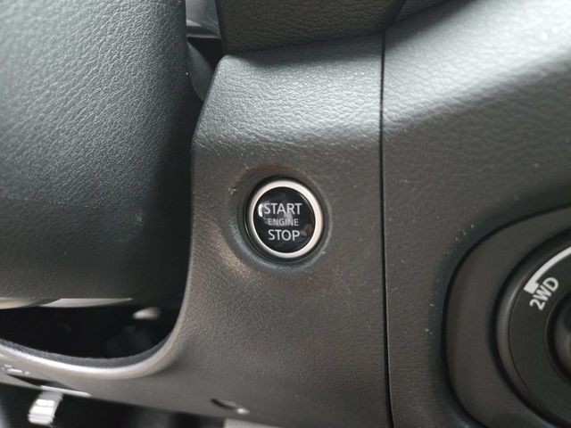 Nissan Frontier Vehicle Full-screen Gallery Image 27