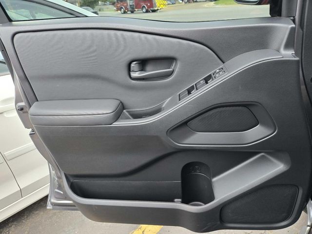 Nissan Frontier Vehicle Full-screen Gallery Image 30