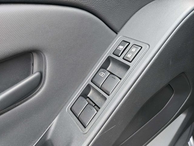 Nissan Frontier Vehicle Full-screen Gallery Image 31