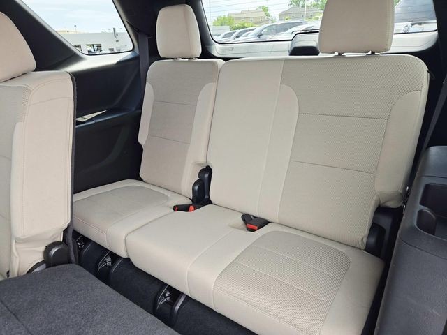 Chevrolet Traverse Limited Vehicle Full-screen Gallery Image 10
