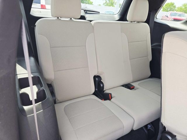 Chevrolet Traverse Limited Vehicle Full-screen Gallery Image 12