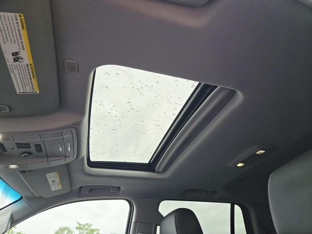 GMC Yukon Vehicle Full-screen Gallery Image 06
