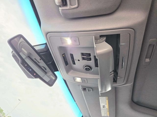 GMC Yukon Vehicle Full-screen Gallery Image 30