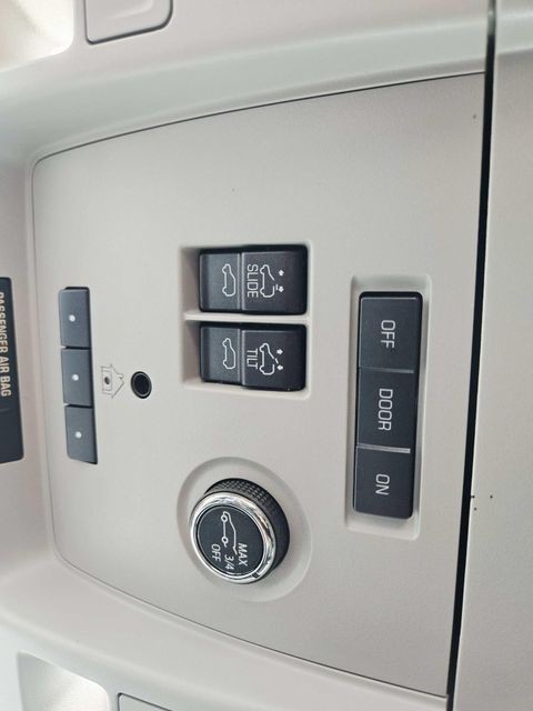 GMC Yukon Vehicle Full-screen Gallery Image 31