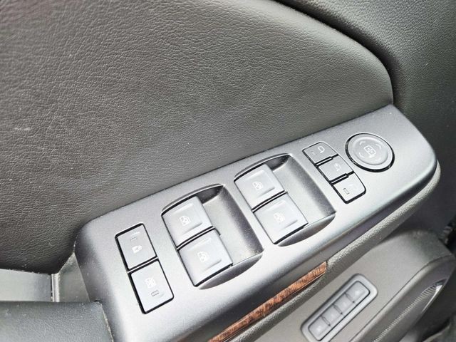 GMC Yukon Vehicle Full-screen Gallery Image 35