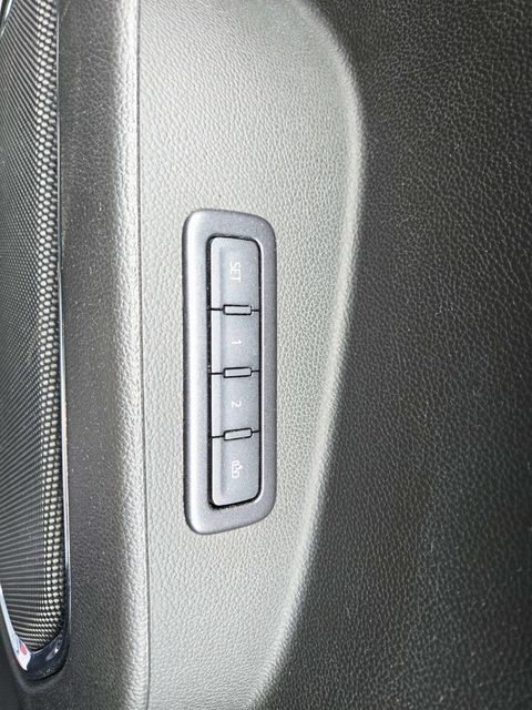 GMC Yukon Vehicle Full-screen Gallery Image 36