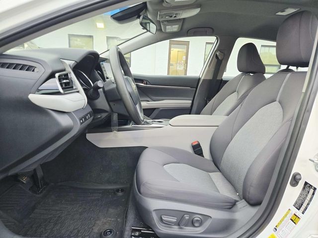 Toyota Camry Vehicle Full-screen Gallery Image 08