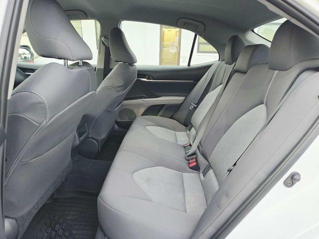 Toyota Camry Vehicle Full-screen Gallery Image 09