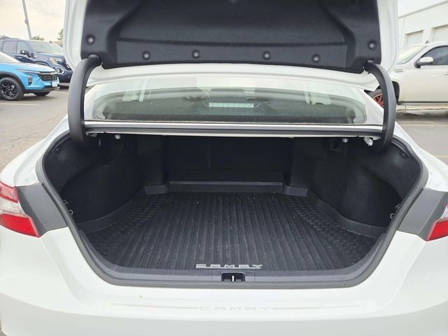 Toyota Camry Vehicle Full-screen Gallery Image 10