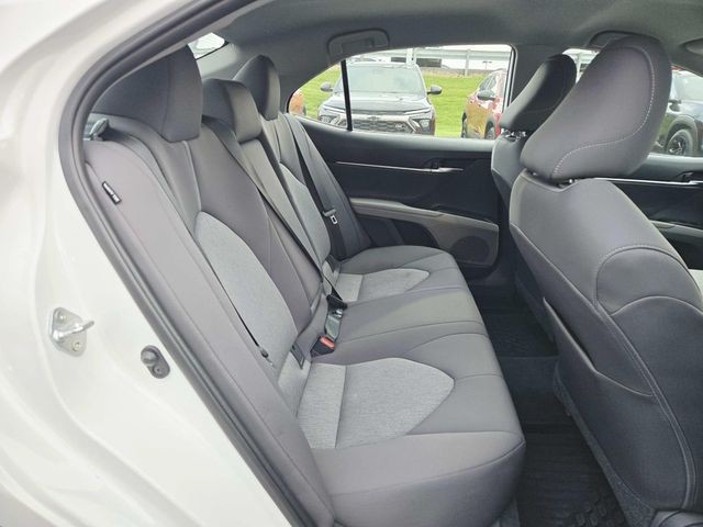 Toyota Camry Vehicle Full-screen Gallery Image 11