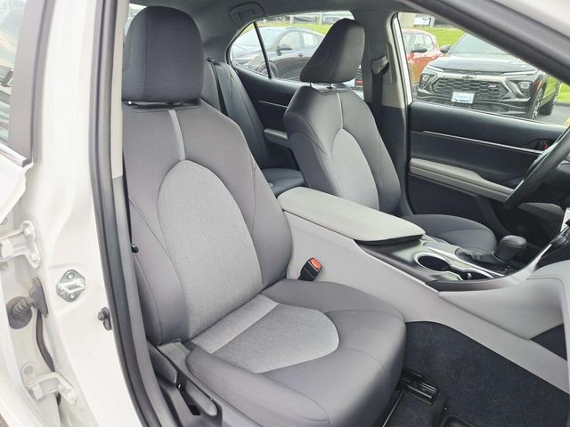 Toyota Camry Vehicle Full-screen Gallery Image 12