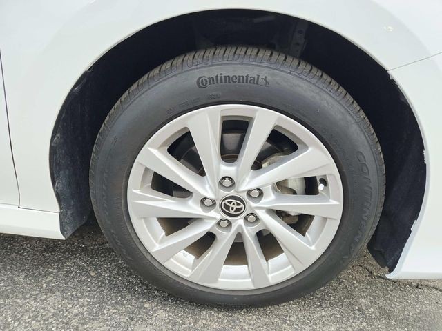 Toyota Camry Vehicle Full-screen Gallery Image 13