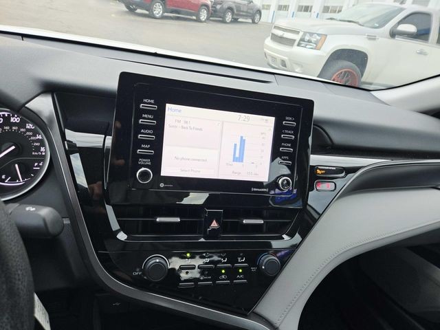Toyota Camry Vehicle Full-screen Gallery Image 20