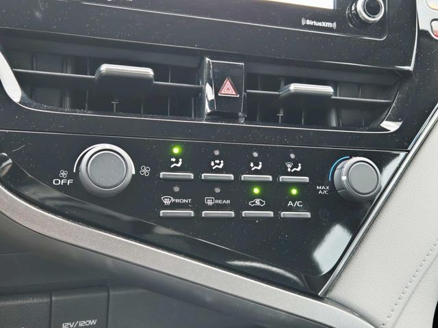 Toyota Camry Vehicle Full-screen Gallery Image 23