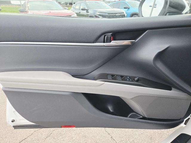 Toyota Camry Vehicle Full-screen Gallery Image 28