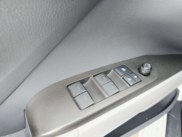 Toyota Camry Vehicle Full-screen Gallery Image 29