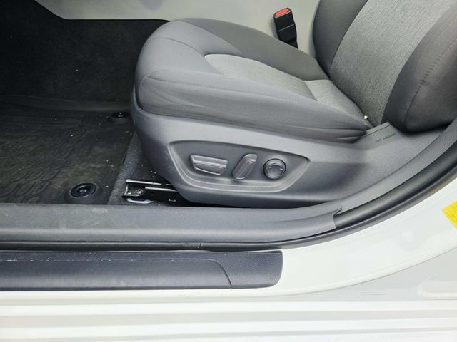 Toyota Camry Vehicle Full-screen Gallery Image 30