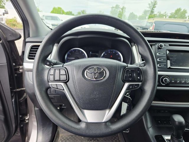Toyota Highlander Vehicle Full-screen Gallery Image 06