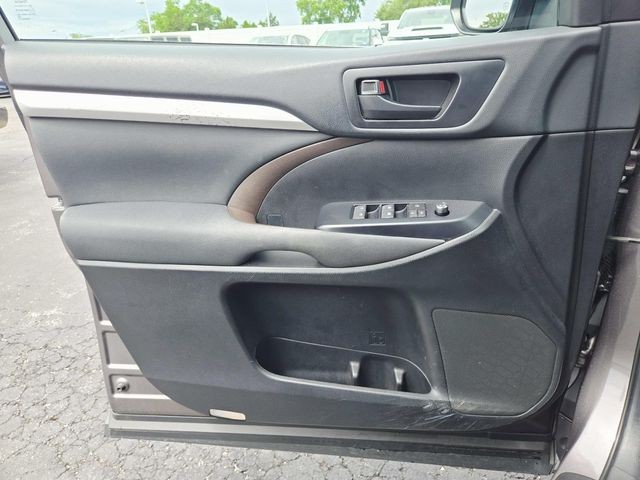 Toyota Highlander Vehicle Full-screen Gallery Image 12