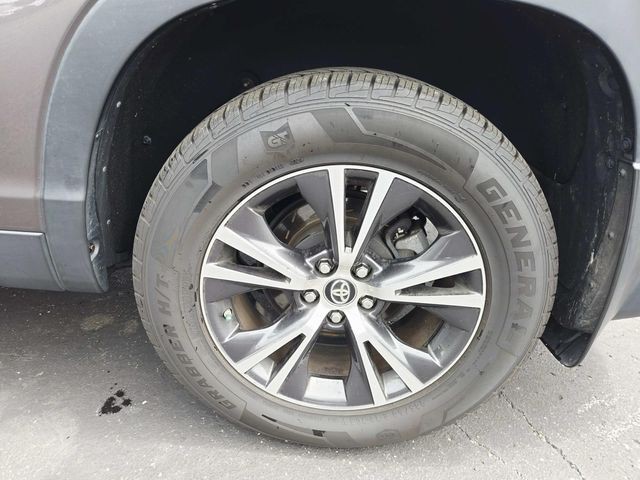Toyota Highlander Vehicle Full-screen Gallery Image 13