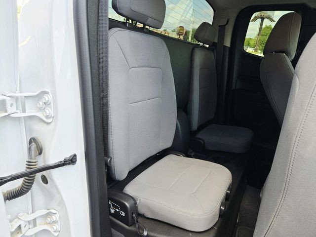 GMC Canyon Vehicle Full-screen Gallery Image 13