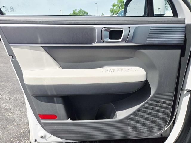 Hyundai Santa Fe Vehicle Full-screen Gallery Image 12