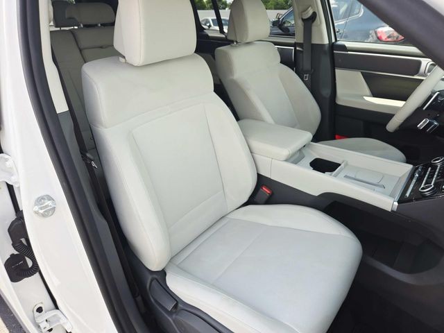 Hyundai Santa Fe Vehicle Full-screen Gallery Image 14