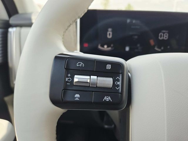 Hyundai Santa Fe Vehicle Full-screen Gallery Image 18