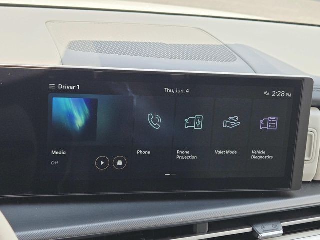 Hyundai Santa Fe Vehicle Full-screen Gallery Image 23