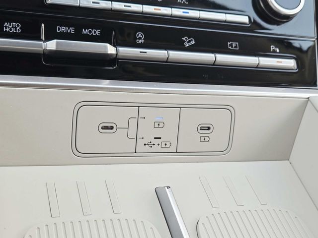 Hyundai Santa Fe Vehicle Full-screen Gallery Image 26