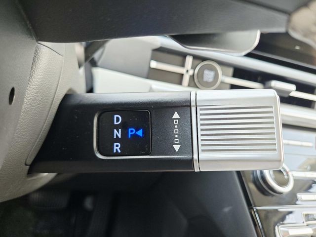 Hyundai Santa Fe Vehicle Full-screen Gallery Image 28
