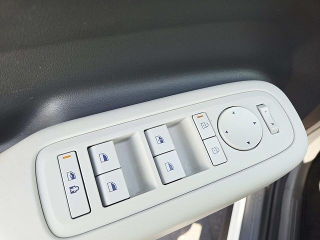 Hyundai Santa Fe Vehicle Full-screen Gallery Image 31