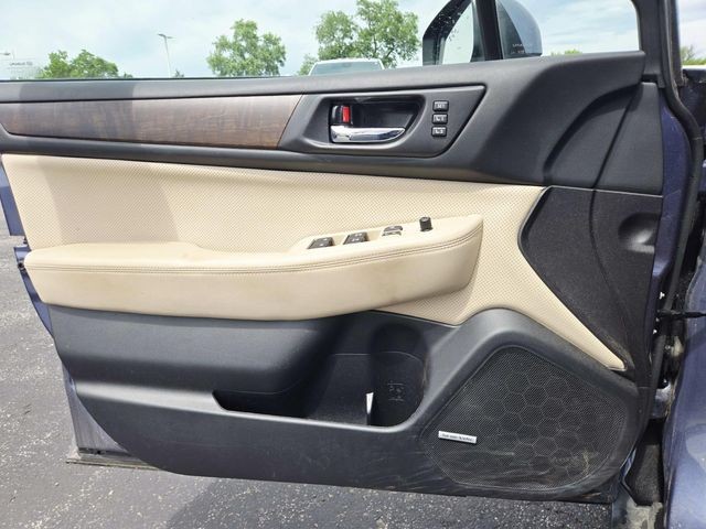 Subaru Outback Vehicle Full-screen Gallery Image 13
