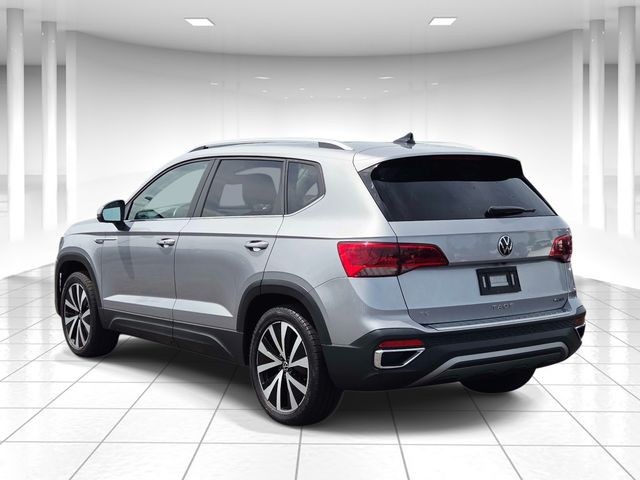 Volkswagen Taos Vehicle Full-screen Gallery Image 03