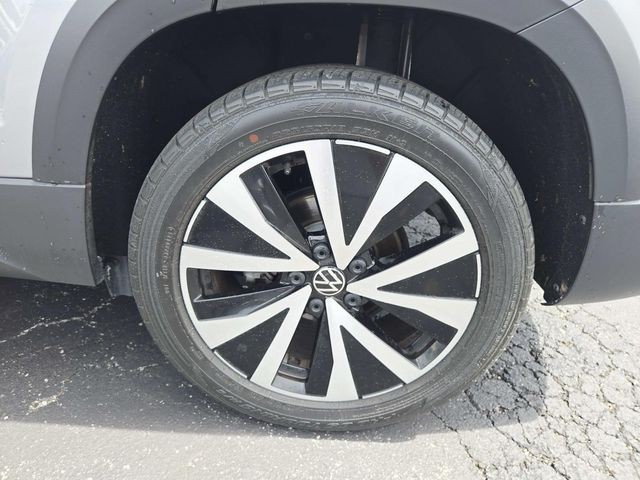 Volkswagen Taos Vehicle Full-screen Gallery Image 13