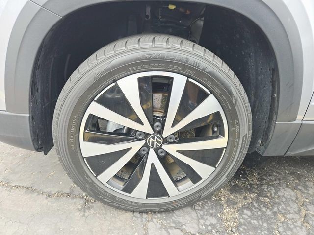 Volkswagen Taos Vehicle Full-screen Gallery Image 15