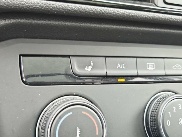 Volkswagen Taos Vehicle Full-screen Gallery Image 24