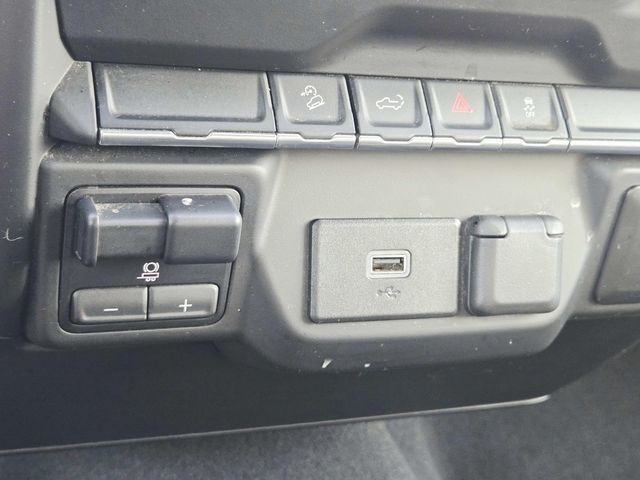 Chevrolet Silverado 1500 Vehicle Full-screen Gallery Image 24
